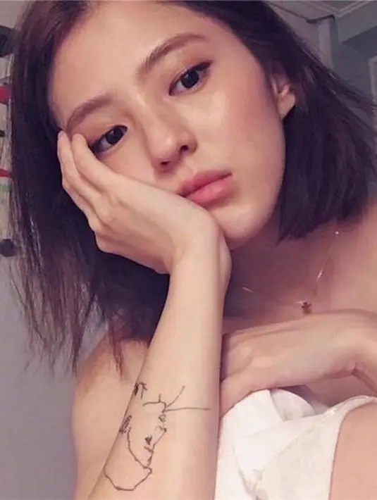 Penampilan saat ini yang tak bertato pun mengejutkan publik, karena tak ada bekas tato yang tertinggal di lengannya. (Foto: Naver/channel-korea/koreaboo/jje)