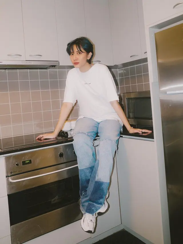 8 Mix and Match Baju Longgar Tapi Stylish dari Mahalini Raharja, Yuki Kato, dan Ayu Ting-Ting