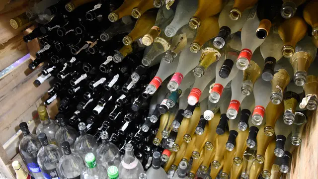 20170214- Intip Botol Bekas Jadi Gelas Cantik di Guatemala-AFP Photo