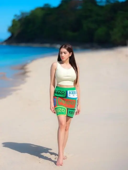 Pesona Body goals Angel Karamoy saat di Pantai Paal, Sulawesi Utara (Foto: Instagram realangelkaramoy)