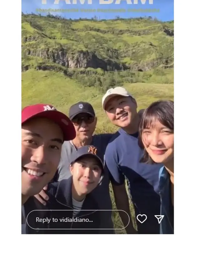 6 Potret Liburan Vidi Aldiano dan Sheila Dara di Gunung Bromo, Curi Perhatian