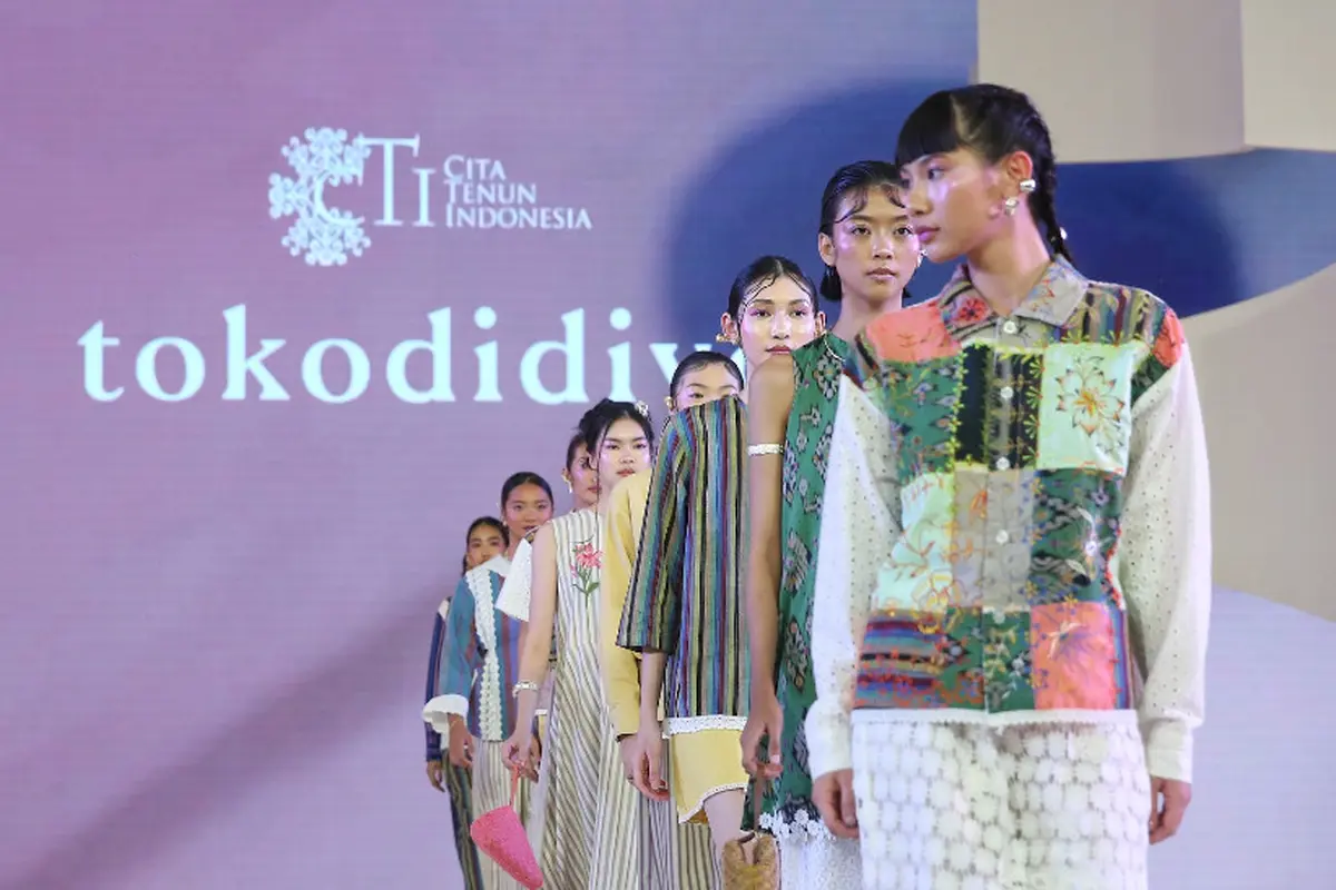kolaborasi dengan Cita Tenun Indonesia bersama tiga brand lokal