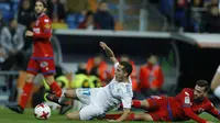 Pemain Real Madrid, Lucas Vazquez (tengah) jatuh saat berebut bola dengan pemain Numancia, Grego Sierra pada laga Copa Del Rey di Santiago Bernabeu stadium, Madrid, (10/01/2018). Real Madrid unggul agregat 5-2 atas Numancia. (AP/Francisco Seco)