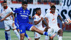 Aksi duo penggawa Malut United, Abduh Lestaluhu dan Manahati Lestusen saat menahan pergerakan winger Persib Bandung, Berguinho dalam laga tunda pekan ke-12 BRI Super League 2025/2026 di Stadion Gelora Kie Raha, Ternate, Maluku Utara, Minggu (14/12/2025). (Dok. Persib)