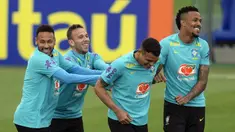 Pemain Brasil Neymar (kiri), Arthur, Thiago Silva, dan Eder Militao (kanan) saat sesi latihan di pusat pelatihan Granja Comary, Teresopolis, Brasil, 23 Maret 2022. Brasil akan menghadapi Chile pada pertandingan sepak bola kualifikasi Piala Dunia 2022 di Rio de Janeiro. (AP Photo/Silvia Izquierdo)