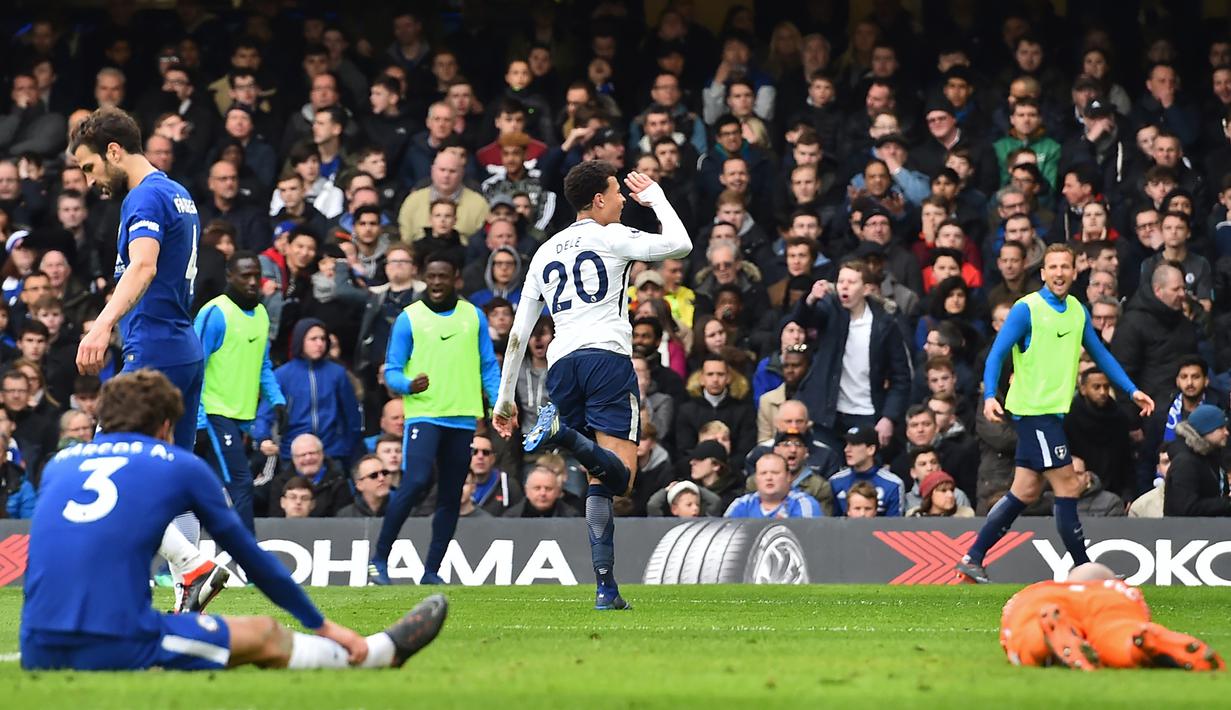 Gelandang Tottenham, Dele Alli, merayakan gol yang dicetaknya ke gawang Chelsea pada laga Premier League di Stadion Stamford Bridge, London, Minggu (1/4/2018). Chelsea kalah 1-3 dari Tottenham. (AFP/Glyn Kirk)