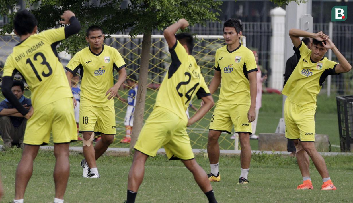 Pemain Mitra Kukar melakukan latihan jelang laga Liga 1 di Lapangan ABC, Senayan, Jakarta, Sabtu (08/12). Mitra Kukar akan berhadapan dengan Persija Jakarta. (Bola.com/M Iqbal Ichsan)