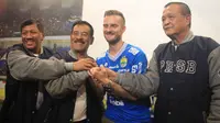 Persib Bandung memperkenalkan pemain asing barunya asal Slovenia, Rene Mihelic. (Bola.com/Erwin Snaz)