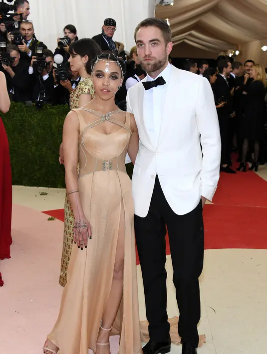 Seperti yang di wartakan oleh E!News (24/07/16), Hubungan asmara Robert Pattinson dan FKA Twigs tengah renggang. Robert Pattinson dilaporkan beberapa kali tak datang ke acara penting FKA Twigs. (AFP/Bintang.com)