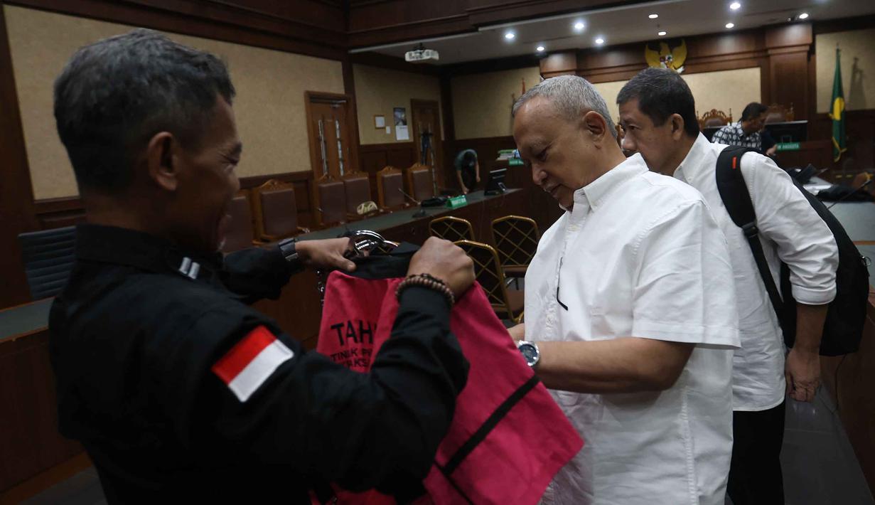 Kedua terdakwa kasus dugaan korupsi terkait tata kelola minyak mentah dan produk kilang di PT Pertamina periode 2018–2023 dijatuhi hukuman masing-masing 6 tahun penjara. Tampak dalam foto, Vice President Supply dan Distribusi Kantor Pusat PT Pertamina periode 2011-2015, Alfian Nasution (kanan), bersama Direktur Pemasaran dan Niaga PT Pertamina tahun 2014, Hanung Budya Yuktyanta usai mengikuti sidang pembacaan putusan di Pengadilan Tindak Pidana Korupsi (Tipikor) Jakarta, Selasa (12/5/2026). (Kapanlagi.com/Budy Susanto)
