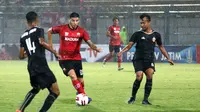 Duel Brian Ferreira (Madura United) vs M. Hargianto (Bhayangkara FC) dalam laga Grup A Piala Gubernur Jatim di Stadion Gelora Bangkalan, Bangkalan (10/2/2020). (Bola.com/Aditya Wany)