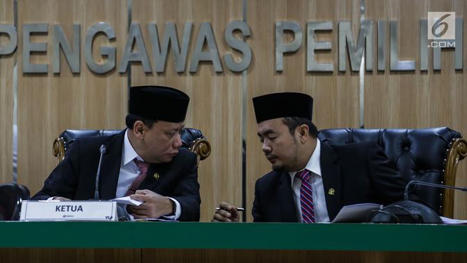 Ketua Bawaslu, Abhan (kiri) disela sidang pembacaan putusan pendahuluan atas dugaan kecurangan pemilu terstruktur, sistematis, dan masif (TSM) di Gedung Bawaslu RI, Jakarta, Senin (20/5/2019). Bawaslu menolak laporan yang dilayangkan BPN Prabowo Subianto-Sandiaga. (Liputan6.com/Faizal Fanani)