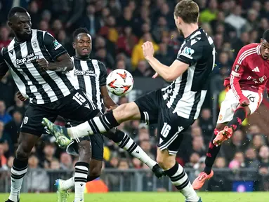 Amad Diallo sukses menjadi bintang kemenangan Manchester United saat menaklukkan PAOK pada laga Liga Europa 2024/2025 di Old Trafford, Jumat (8/11/2024). (AP Photo/Dave Thompson)