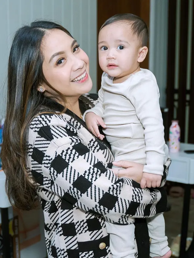 8 Gaya Modis Nagita Slavina Saat Momong Rayyanza yang Tak Pernah Gagal Tuai Pujian