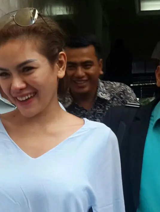 Dengan mengenakan kemeja biru, janda dua anak itu terlihat tidak mengenakan bra. Hal itu terlihat ada yang menyembul dibagian dadanya. Bintang film Jakarta Undercover itu hanya tersenyum dan sesekali menutupi dadanya. 