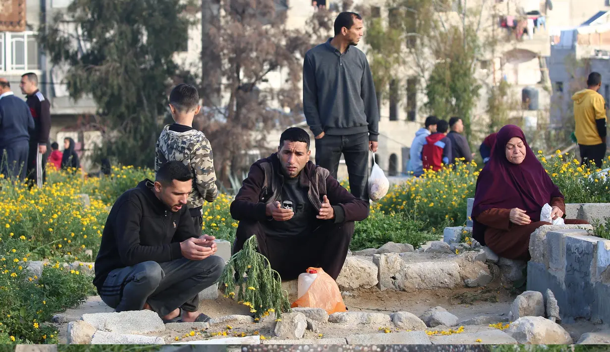 Warga Palestina yang saat ini masih mengungsi di kamp Nuseirat menyambut Hari Raya Idul Fitri 1446 Hijriah dengan suka cita. (Eyad BABA/AFP)