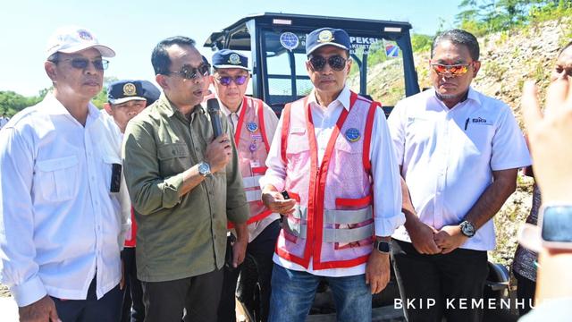 Menteri Perhubungan (Menhub) Budi Karya Sumadi meninjau pembangunan jalur tambahan kereta api Makassar-Parepare di Stasiun Mangilu, Kabupaten Pangkep, Sulawesi Selatan (Sulsel). (Foto: Kemenhub)
