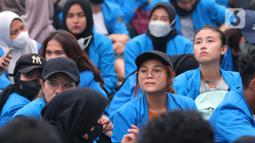 Mahasiswi dari berbagai kampus saat mengikuti aksi di depan Gedung DRI, Jakarta, Kamis (21/4/2022). Parayan Hari Kartini yang jatuh pada 21 april banyak sejumlah perempuan ikut aksi penolakan penundaan pemilu 2024. (Liputan6.com/Angga Yuniar)