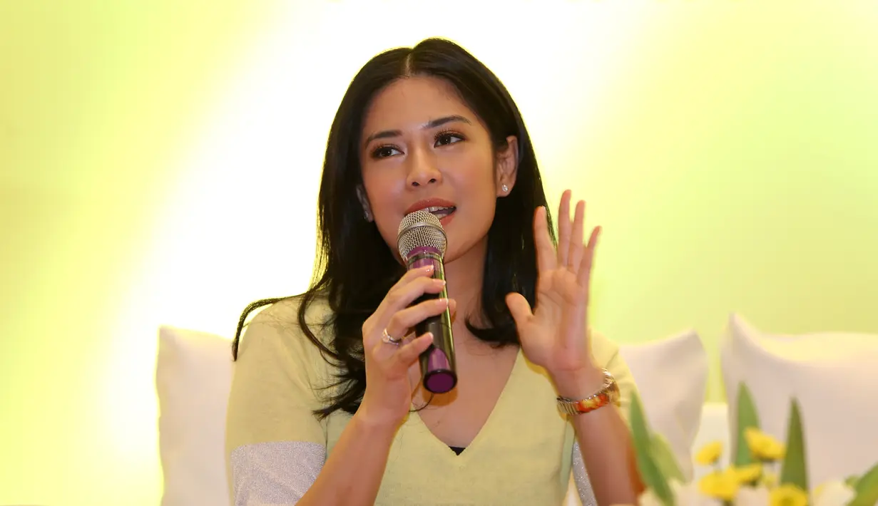 Sekarang, yuk intip gayanya saat berbicara di depan umum! Sempurna dari semua sisi, kan? (Foto: Galih W. Satria)