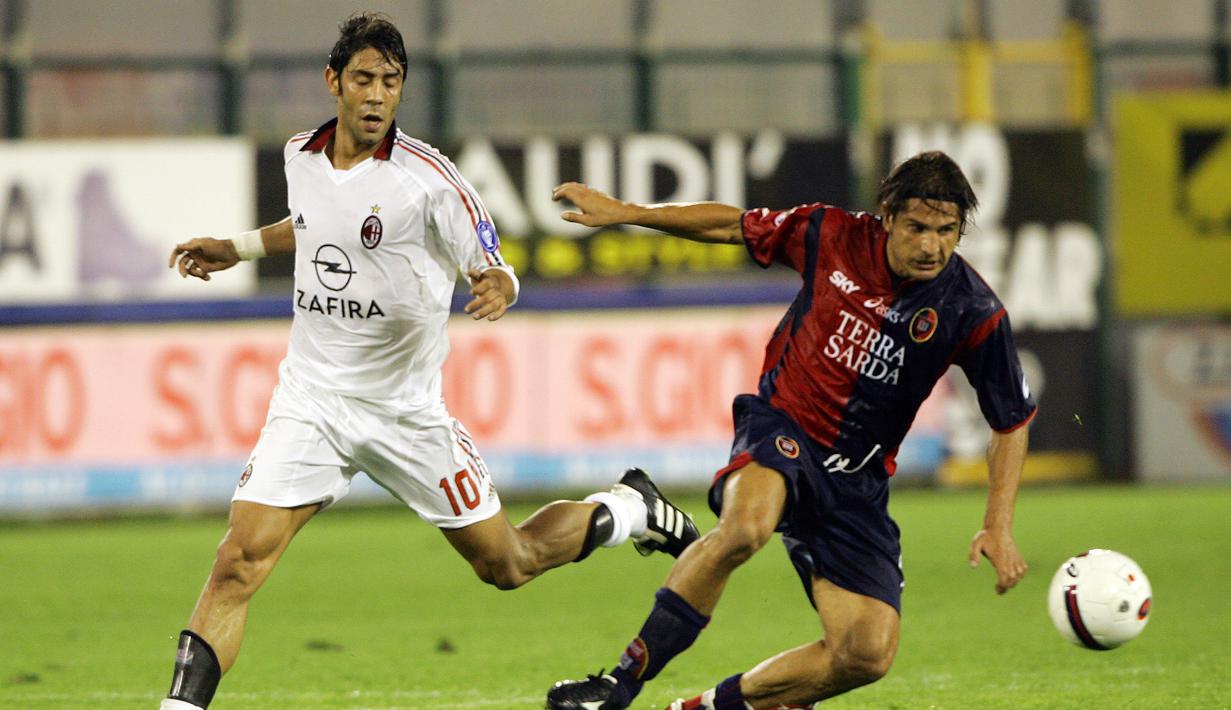 7. Manuel Rui Costa. Mantan gelandang AC Milan ini mahir melakukan solo run dengan balutan kaos kaki rendahnya. (AFP/Vincenzo Pinto)