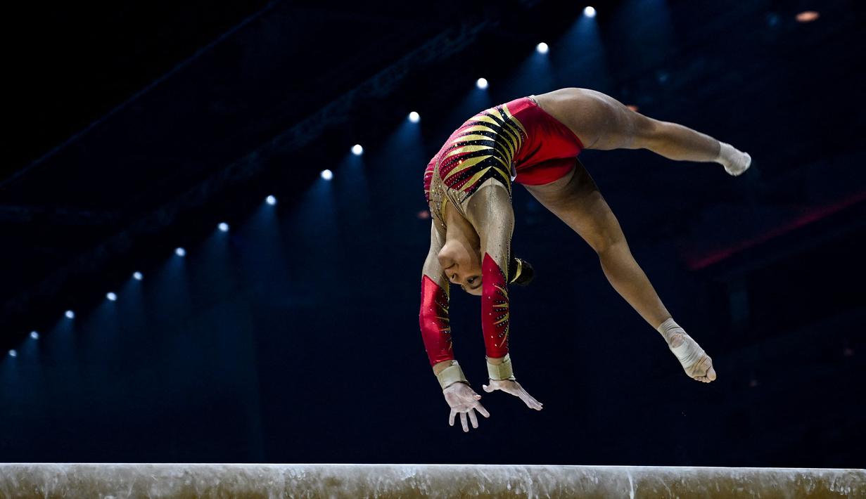 Pesenam Belgia, Jutta Verkest bertanding saat babak kualifikasi nomor balok keseimbangan putri pada Kejuaraan Dunia Senam Artistik 2022 di Liverpool, Inggris pada 29 Oktober 2022. (AFP/Paul Ellis)