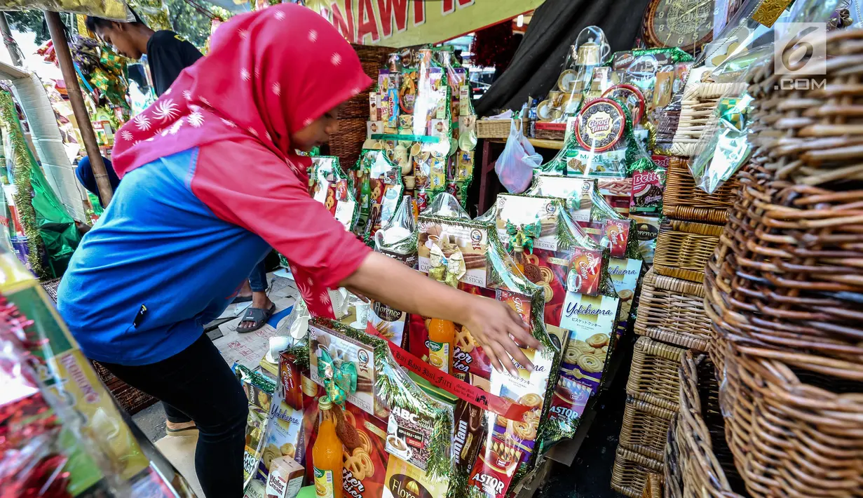 Penjual merapikan parsel yang telah selesai di hias untuk dijual dikawasan Cikini, Jakarta, Sabtu (17/6). Penjual mengaku, biasanya pemesanan parcel akan mulai membludak pada H-6 atau H-5 Lebaran. (Liputan6.com/Faizal Fanani)