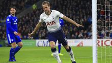 Striker Tottenham Hotspur, Harry Kane, melakukan selebrasi usai membobol gawang Cardiff City pada laga Premier League di Stadion Cardiff City, Selasa (1/1). Tottenham Hotspur menang 3-0 atas Cardiff City. (AP/Mark Kerton)