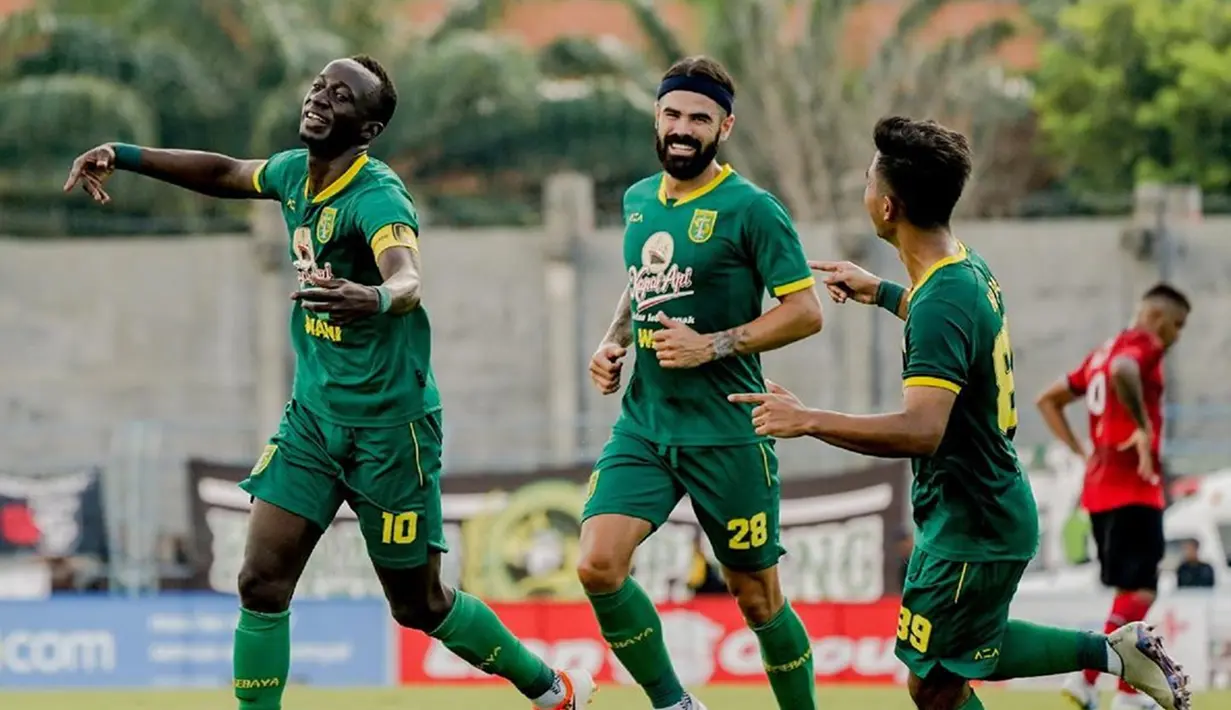 Pada laga Persebaya melawan Madura United, Makan Konate mengenakan ban kapten Persebaya. Coach Aji Santoso berujar, dengan ban kapten, Konate semakin percaya diri. Buktinya, pemain bernomor punggung 10 tersebut berhasil cetak dua gol. (Liputan6.com/IG/@officialpersebaya)