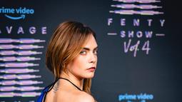 Cara Delevingne berpose saat menghadiri Rihanna "Savage X Fenty Show Vol. 4” perdana di Simi Valley, California pada 9 November 2022. Gaunnya yang meriah terdiri dari siluet off-the-shoulder dengan rok tipis yang mengalir. (Matt Winkelmeyer/Getty Images/AFP)
