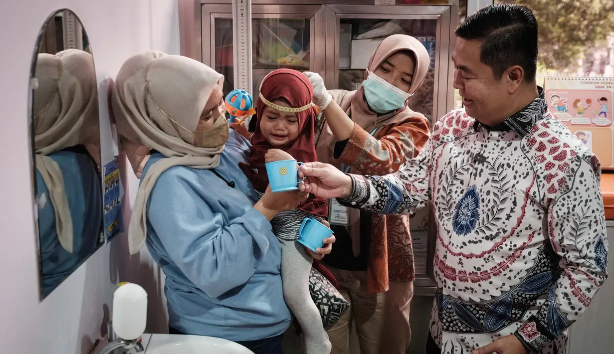 Penjabat (Pj) Gubernur Jakarta, Teguh Setyabudi (kanan) saat meninjau layanan pemeriksaan kesehatan gratis di salah satu Pusat Kesehatan Masyarakat (Puskesmas) di Jakarta, 9 Februari 2025. (YASUYOSHI CHIBA/AFP)