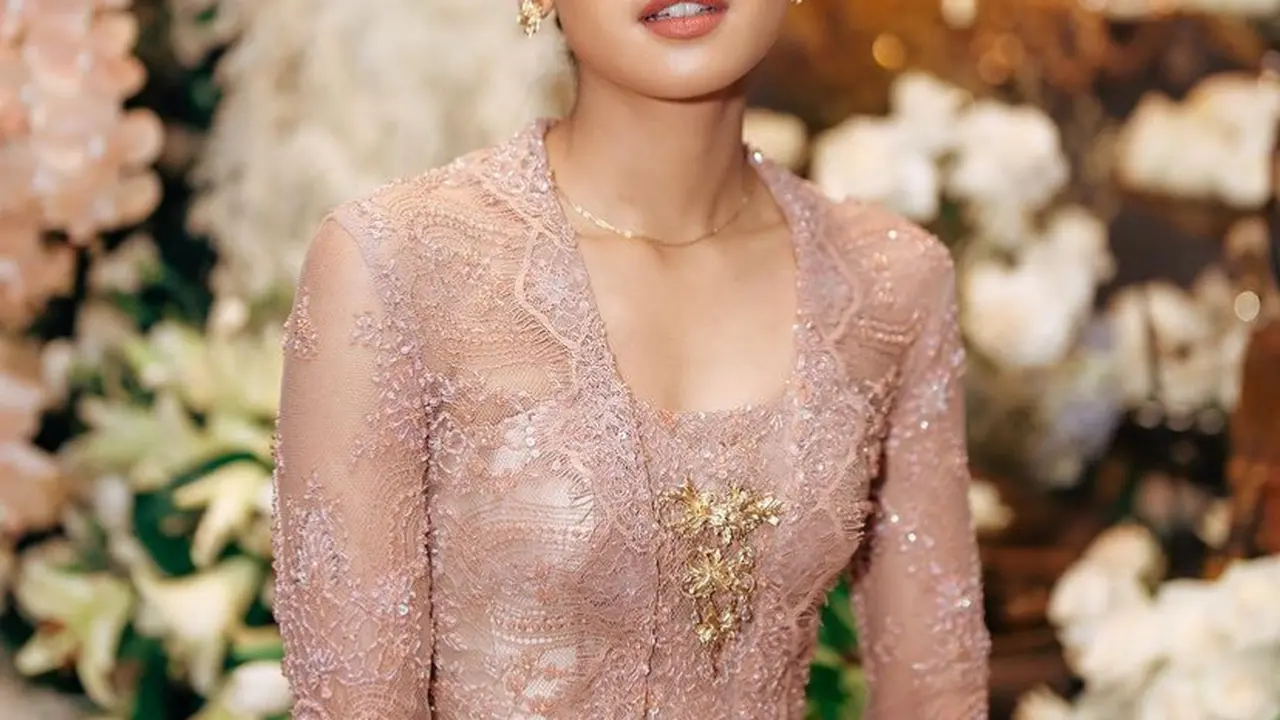 Maudy Ayunda Dibalut Kebaya Pink saat Jadi Bridesmaid