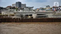 Aktivitas pekerja saat menyelesaikan proyek Sodetan Ciliwung di Bidara Cina, Kecamatan Jatinegara, Jakarta Timur, Senin (8/5/2023). (merdeka.com/Iqbal S. Nugroho)