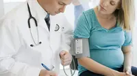 Ibu hamil disarankan rutin memeriksakan tekanan darah. 