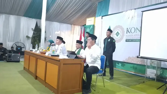 Salah satu perwakilan pengurus besar PBNU saat memimpin jalannya sidang konfrensi cabang  (Konfercab) ke-10 PCNU NU Garut, Jawa Barat di halaman Islamic Center Garut. (Liputan6.com/Jayadi Supriadin)