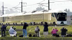 Fotografer mengambil gambar kereta api mewah "Train Suite Shiki-Shima" yang melintas di Nikko, timur laut Tokyo, Jepang, 1 Mei 2017. Kereta yang pertama kalinya beroperasi pada 1 Mei ini melayani rute Tokyo-Hokkaido. (Yoshitaka Sugawara/Kyodo News via AP)