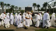 Sejumlah calon jamaah haji melaksanakan manasik haji di Asrama Haji Pondok Gede, Jakarta, Sabtu (20/4/2024). (Liputan6.com/Herman Zakharia)