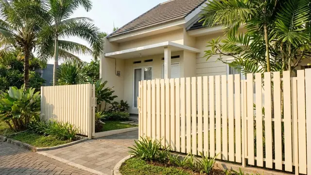 Pagar Warna Cerah yang Bikin Rumah Kecil Terlihat Besar
