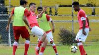 Pemain Semen Padang menjelang uji coba versus PPLP Sumbar, Selasa (16/1/2019) sore di Stadion Haji Agus Salim, Padang. (Bola.com/Arya Sikumbang)