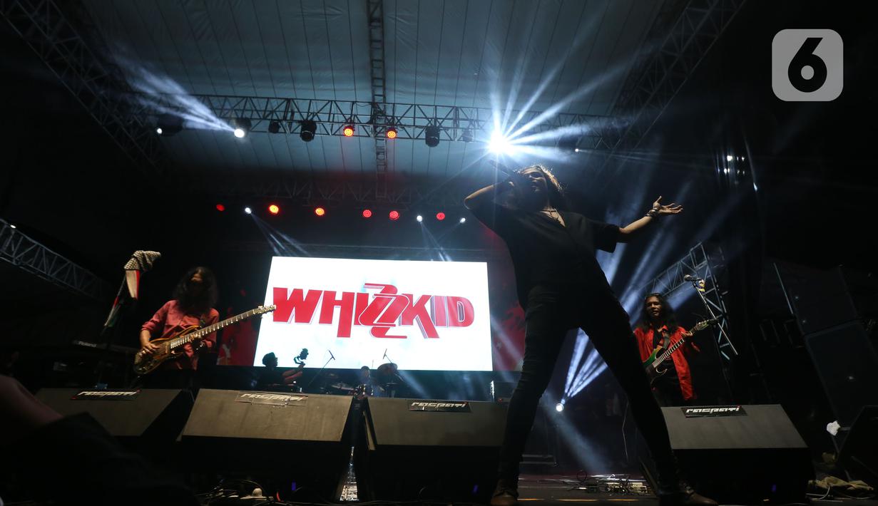 Whizzkid featuring Ready tampil membawakan sejumlah hits andalan mereka. (Liputan6.com/Helmi Fithriansyah)