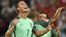 Kegembiraan Cristiano Ronaldo saat timnya menang atas Wales 2-0 pada semi-final Piala Eropa 2016 di Stadion Parc Olympique Lyonnais, DÈcines-Charpieu, Prancis, Kamis (7/7/2016) dini hari WIB. (AFP/Philippe Desmazes)