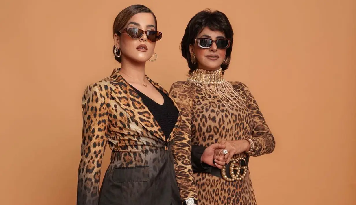 Mengkreasikan kembali pemotretan Kylie dan Kriss Jenner, penampilan Tasya dan sang ibunda ini pun terlihat begitu mirip. Bahkan, ibu dan anak satu ini juga mencoba menggunakan gaya busana yang mirip seperti Kylie dan Kriss Jenner. (Liputan6.com/IG/@tasyafarasya)