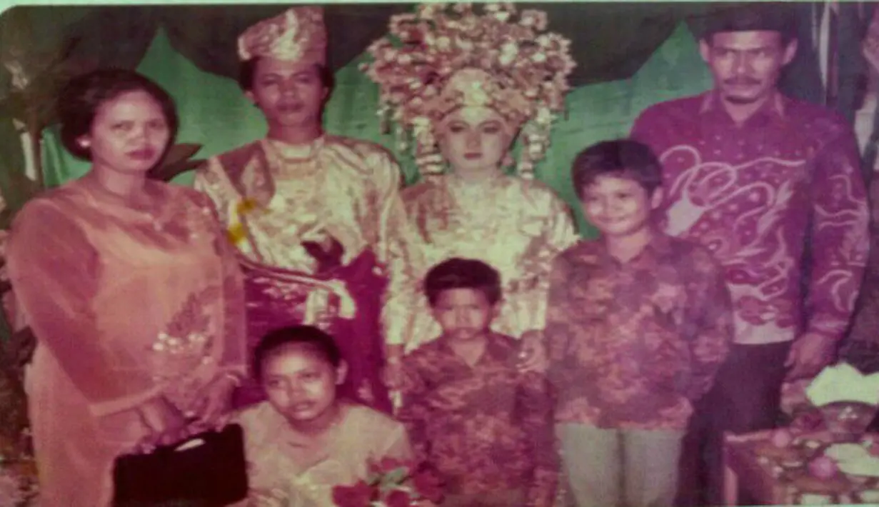 Saat masih kecil, pria yang dikenal melalui salah satu acara televisi swasta itu memiliki panggilan unik, yaitu Bogen atau kepanjangannya bobok gendong. Nama itu didapat lantaran saat masih balita tidak bisa tidur sebelum digendong. (dok. Keluarga. repro 