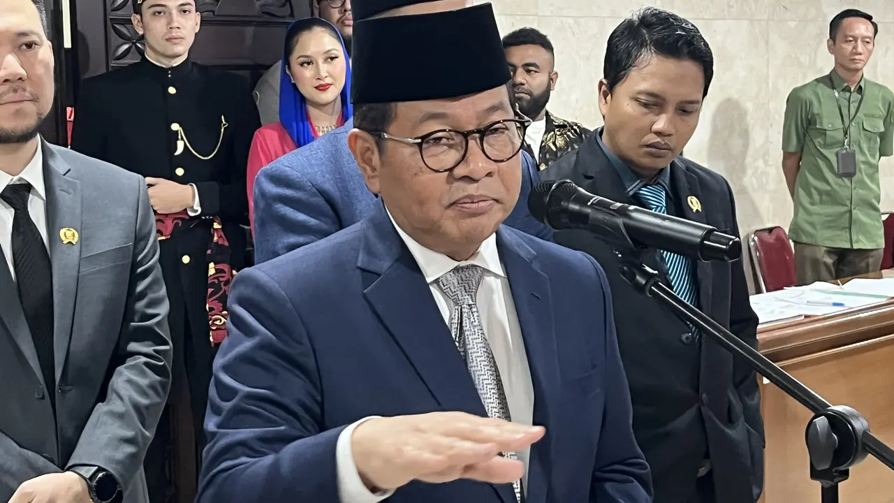 Gubernur DKI Jakarta Pramono Anung usai rapat paripurna di Gedung DPRD DKI Jakarta.