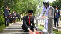 Wapres Gibran Rakabuming Raka tabur bunga di TMP Kalibata usai memimpin Upacara Hari Pahlawan. (Foto: Istimewa)