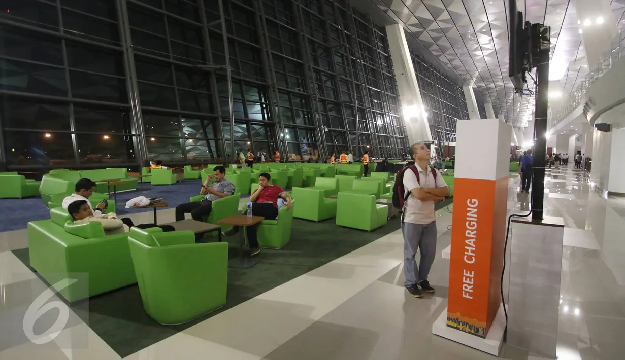 Penumpang bersantai sambil menunggu jadwal penerbangan di ruang tunggu Terminal 3 Ultimate, Bandara Soekarno-Hatta, Tangerang, Banten, Selasa (9/8). Seperti diketahui sekitar pukul 00.01 WIB, terminal 3 resmi beroperasi. (Liputan6.com/Immanuel Antonius)