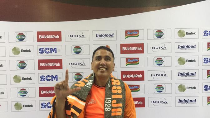 Muhammad Gunawan Hendromartono, alias Gugun Gondrong, mendukung langsung Persija Jakarta pada leg pertama semifinal Piala Presiden 2018 di Stadion Manahan, Solo, Sabtu (10/2/2018). (Liputan6.com/Muhammad Adiyaksa)