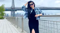 Menggunakan simple dress berwarna hitam dan dipadukan jaket motif, penampilan Fitri Carlina saat berlibur di luar negeri ini curi perhatian. Ia bahkan menambahkan detail penampilan dengan menggunakan kacamata serta jam tangan. (Liputan6.com/IG/@fitricarlina)