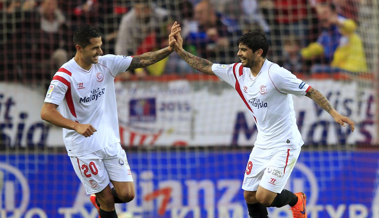 Ever Banega berhasil memperkecil kedudukan usai mencetak gol ke gawang Claudio Bravo (REUTERS/Marcelo del Pozo)