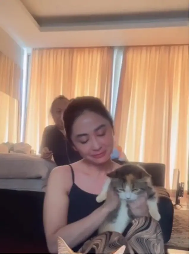 6 Potret Dewi Perssik Jaga Kucing Eko Patrio yang Selamat Pasca Penjarahan Rumah