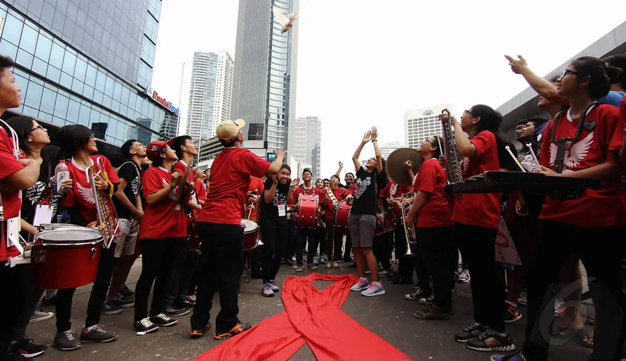 Dalam aksi memperingati Hari AIDS Sedunia di Jalan MH Thamrin, Jakarta itu, para aktivis juga melepas burung merpati, Minggu (30/11/2014). (Liputan6.com/Faizal Fanani)  